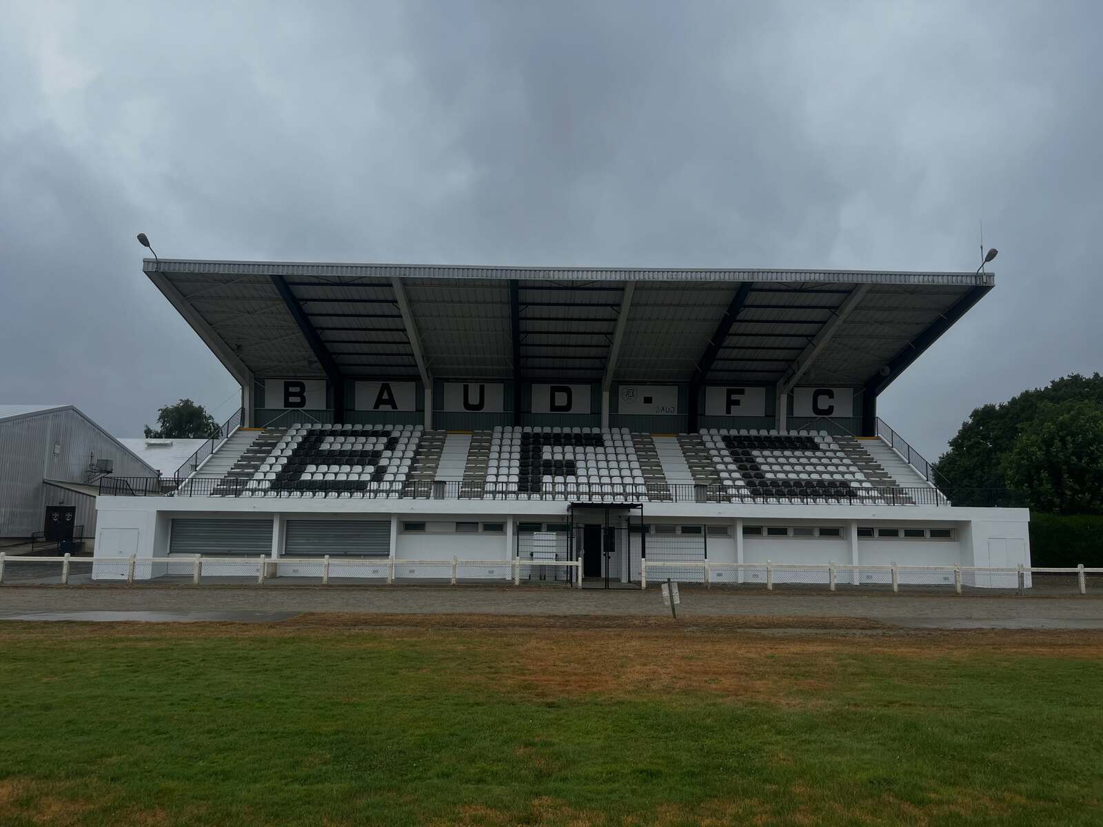 UNE TRIBUNE AUX COULEURS DU CLUB