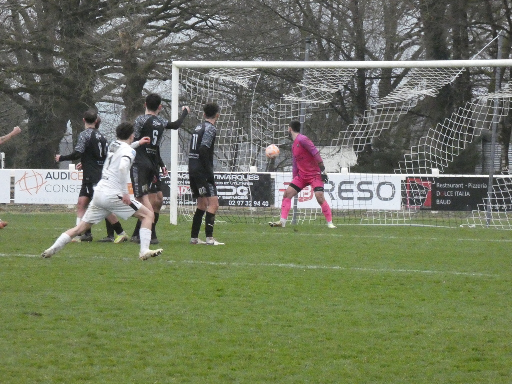 Les seniors A craquent en fin de match contre le leader